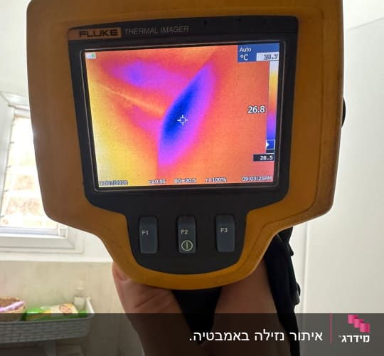 מד חום תרמי מציג אזור כחול ואדום